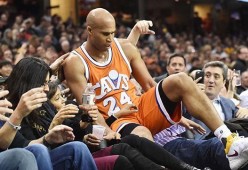 完美体育品牌-小乔丹加盟湖人视频